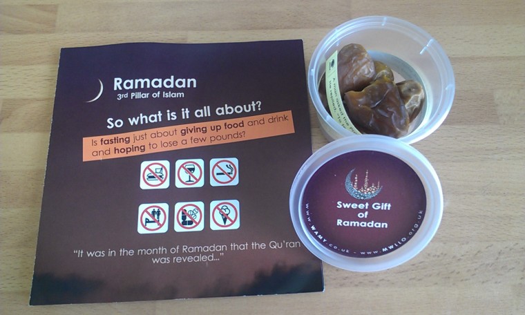 paket kurma yang dibagikan dan selebaran ramadhan (1)